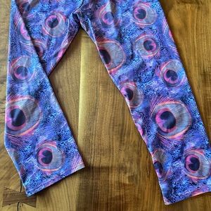 Onzie Crop Leggings Print 
Size M/L Print